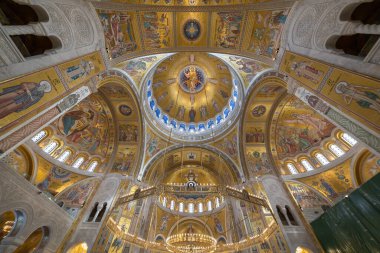 Sırbistan 'ın Belgrad kentindeki Saint Sava tapınağının içi, altın rengi mozaik turistik fotoğraf
