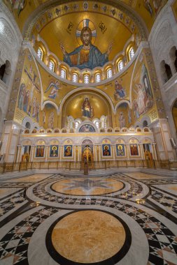 Sırbistan 'ın Belgrad kentindeki Saint Sava tapınağının içi, altın rengi mozaik turistik fotoğraf