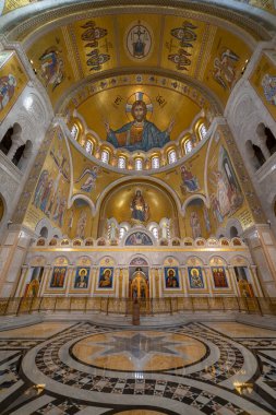 Sırbistan 'ın Belgrad kentindeki Saint Sava tapınağının içi, altın rengi mozaik turistik fotoğraf