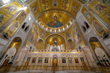 Sırbistan 'ın Belgrad kentindeki Saint Sava tapınağının içi, altın rengi mozaik turistik fotoğraf