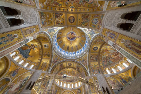 Sırbistan 'ın Belgrad kentindeki Saint Sava tapınağının içi, altın rengi mozaik turistik fotoğraf