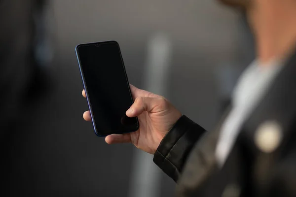 Homem Irreconhecível Segurando Smartphone Móvel Mão Conversando Aplicativo Internet — Fotografia de Stock