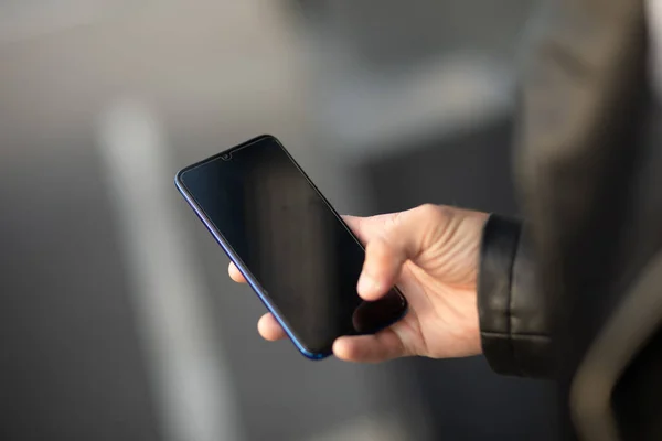 Nahaufnahme Von Männlichen Händen Mit Mobiltelefon Suche Internet Oder Sozialen — Stockfoto