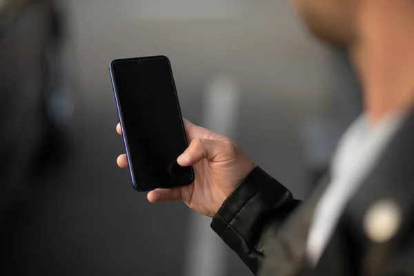 Närbild Bild Oigenkännlig Ung Modern Man Som Håller Mobiltelefon Handen — Stockfoto