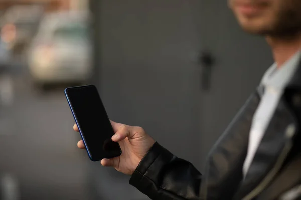 Imagem Close Mãos Masculinas Com Telefone Celular Pesquisando Internet Redes — Fotografia de Stock