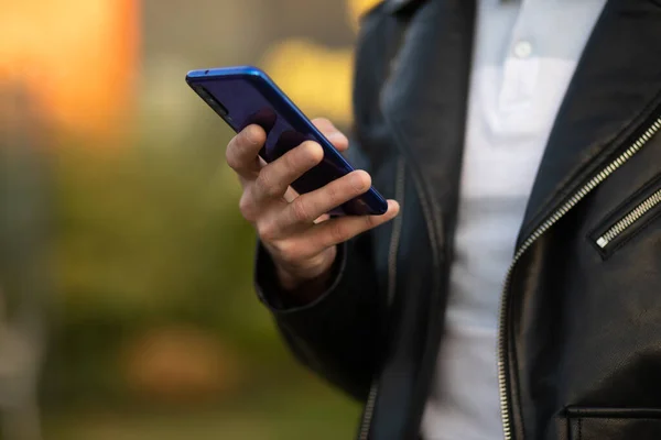 Närbild Bild Bild Man Som Håller Mobiltelefon Handen Chatta Internet — Stockfoto