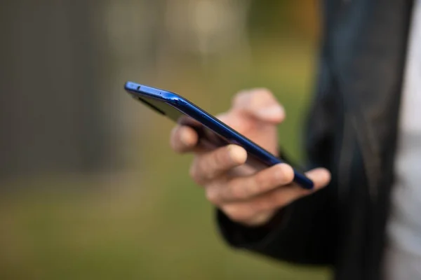 Detailní Záběr Mladého Moderního Muže Držícího Mobilní Smartphone Ruce Chatování — Stock fotografie