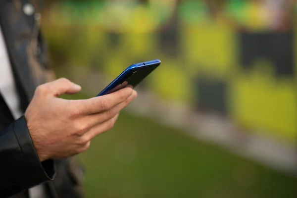 Nahaufnahme Eines Nicht Wiederzuerkennenden Mannes Der Sein Handy Der Hand — Stockfoto