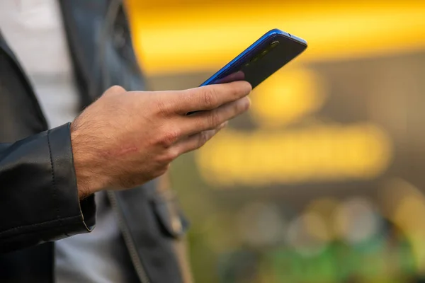Cep Telefonunu Elinde Tutan Bir Adamın Internet Uygulaması Üzerinden Sohbet — Stok fotoğraf