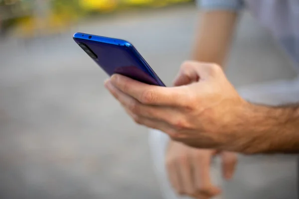 Imagem Perto Jovem Irreconhecível Moderno Segurando Smartphone Móvel Mão Conversando — Fotografia de Stock