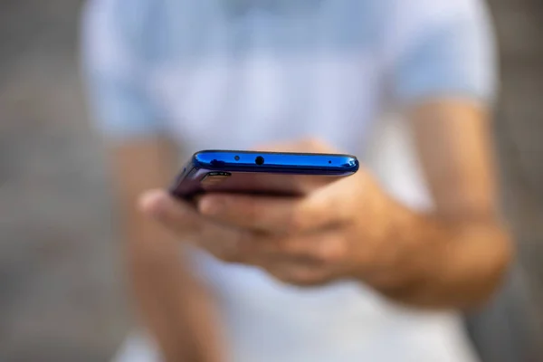 Imagem Close Mãos Masculinas Com Telefone Celular Pesquisando Internet Redes — Fotografia de Stock