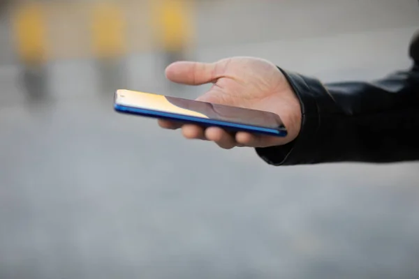 Foto Close Homem Irreconhecível Segurando Smartphone Móvel Mão Conversando Aplicativo — Fotografia de Stock