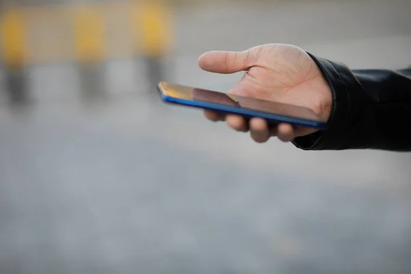 Imagem Close Mãos Masculinas Com Telefone Celular Pesquisando Internet Redes — Fotografia de Stock