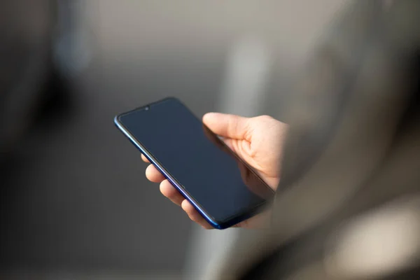 Närbild Bild Bild Ung Modern Man Som Håller Mobiltelefon Handen — Stockfoto