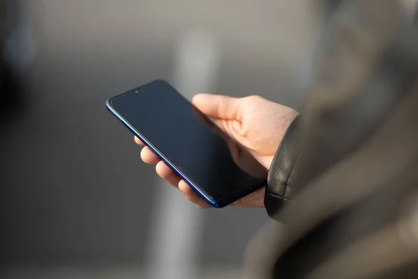 Primer Plano Hombre Sosteniendo Teléfono Inteligente Móvil Mano Charlando Través —  Fotos de Stock