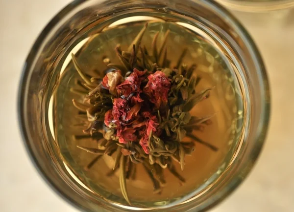 Té verde exótico con flores — Foto de Stock