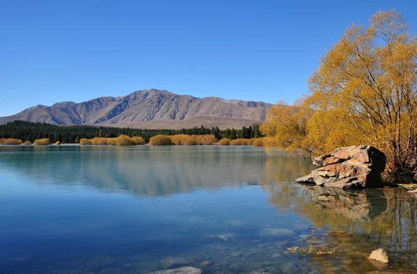 Montaña reflejándose en un hermoso lago — Foto de Stock