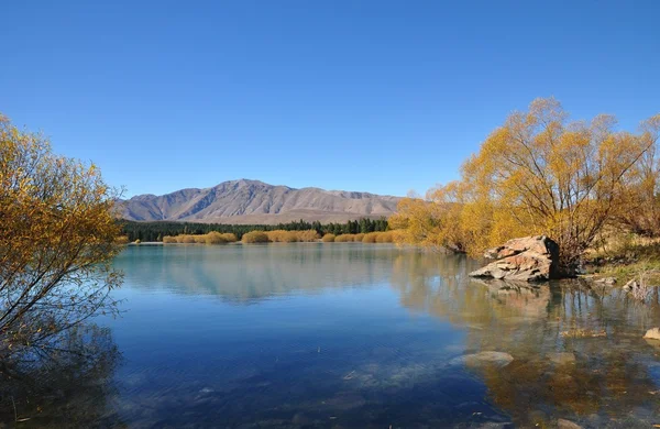 Mountain reflecting in a beautiful lake — Stock Photo, Image