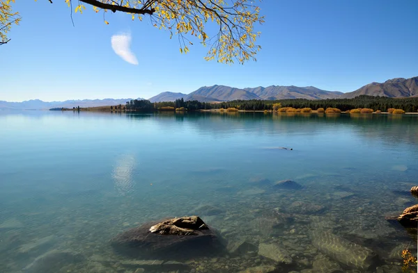 Montanha refletindo em um belo lago — Fotografia de Stock
