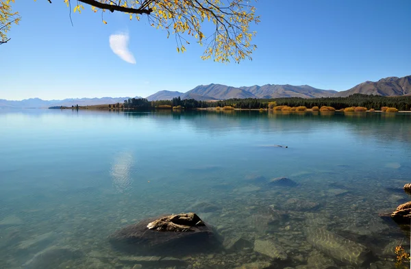 Mountain reflecting in a beautiful lake — Stock Photo, Image