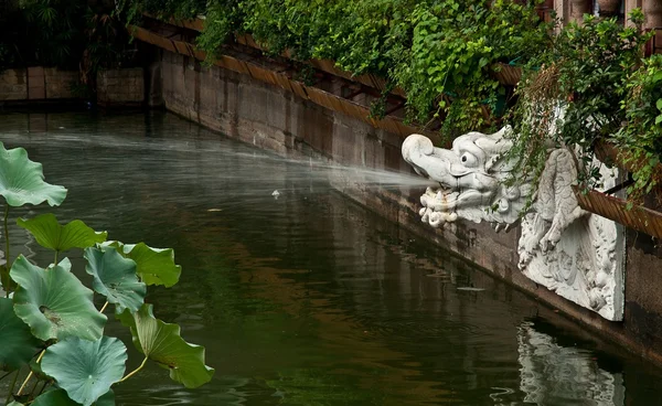 Escultura de dragón con respiración de agua — Foto de Stock