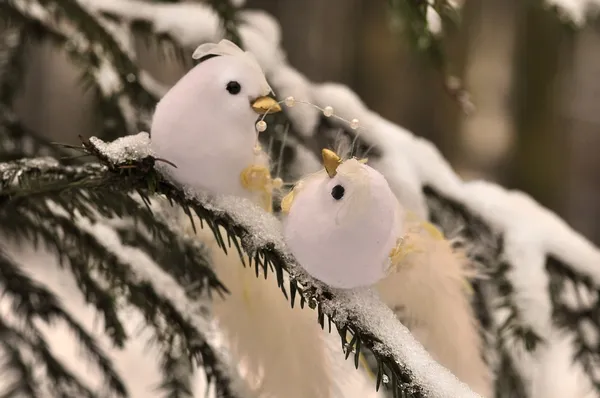 Pássaros de neve na floresta de inverno — Fotografia de Stock