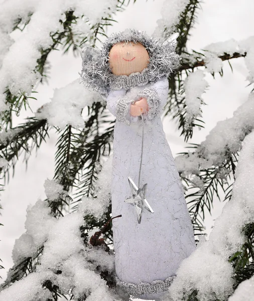 Addobbi natalizi nella foresta di neve — Foto Stock