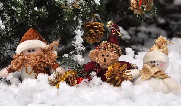 Homem anão, ursinho de pelúcia e neve sob Crhistmas Três — Fotografia de Stock