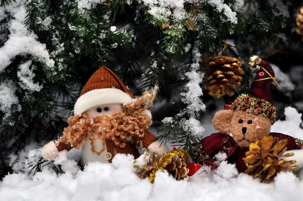 Urso de fadas e anão reunião Ano Novo na floresta de neve — Fotografia de Stock