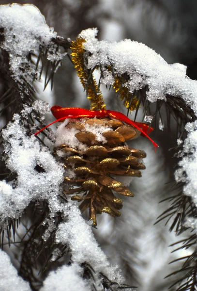 Pinheiro dourado no pinheiro de neve três — Fotografia de Stock