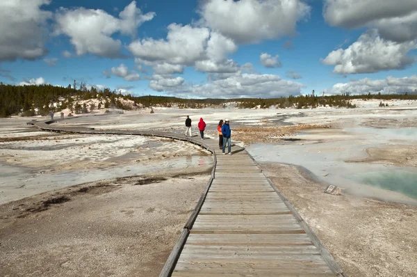 Turisták nézni termálforrás — Stock Fotó