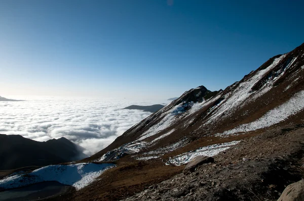 Op de top van de berg — Stockfoto