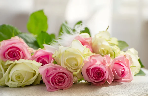 Rosa und weiße Rosen lizenzfreie Stockbilder