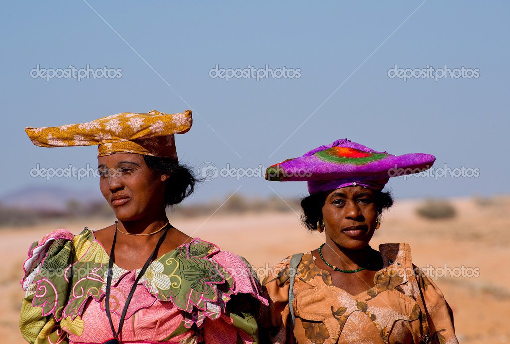 een vrouw uit de afrikaanse stam met kind – redactionele stockfoto