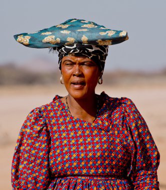 bir kadın çocuk ile Afrikalı kabile