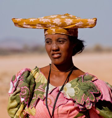 bir kadın çocuk ile Afrikalı kabile