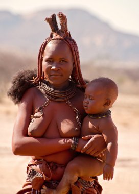 bir kadın çocuk ile Afrikalı kabile