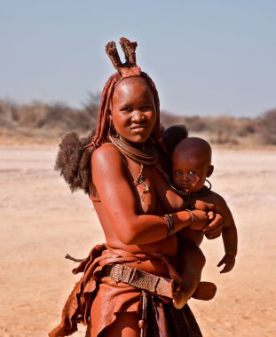 bir kadın çocuk ile Afrikalı kabile