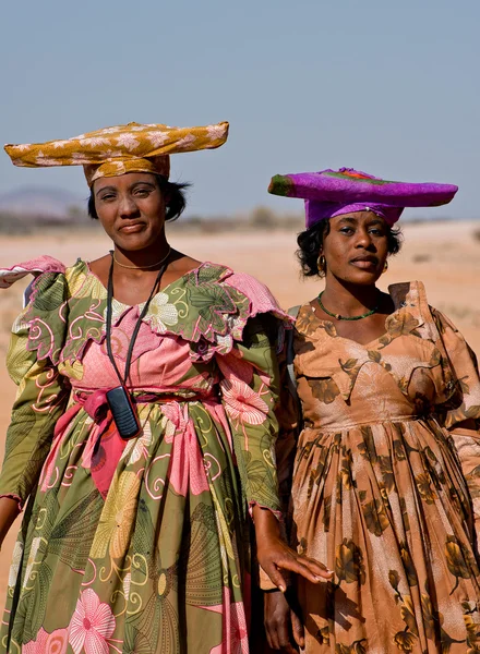 Een vrouw uit de Afrikaanse stam met kind — Stockfoto