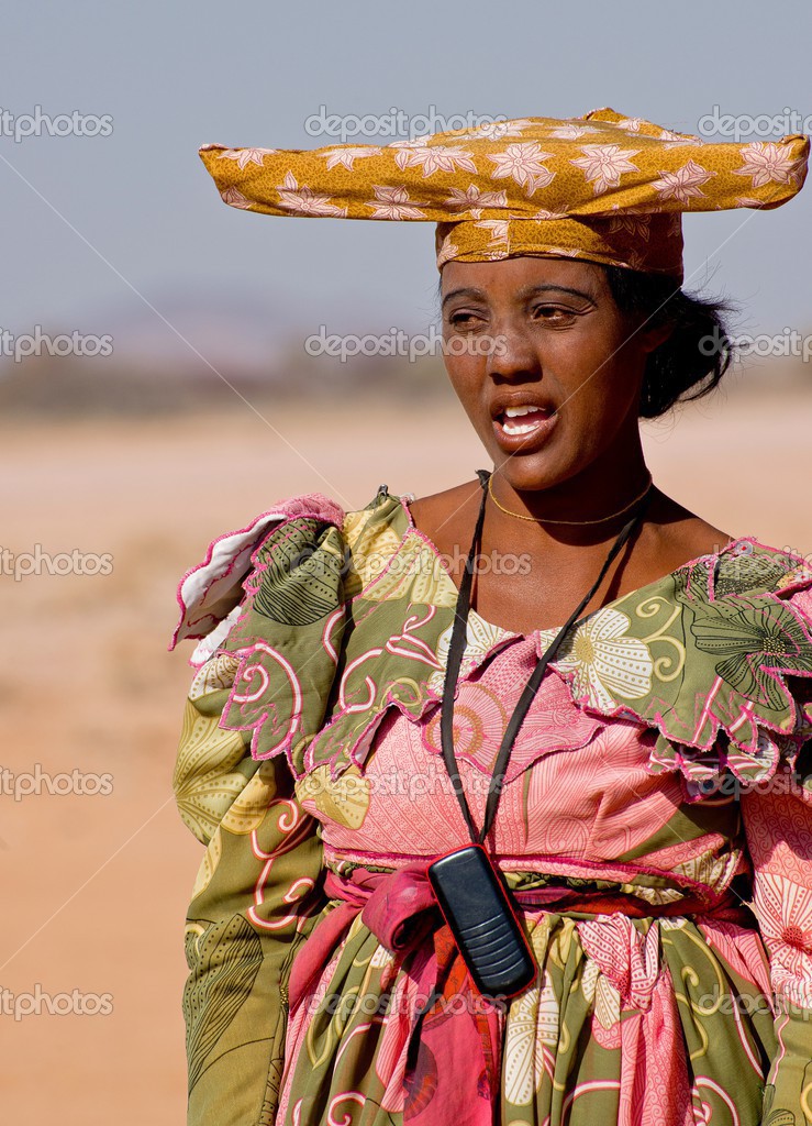 een vrouw uit de afrikaanse stam met kind – redactionele stockfoto