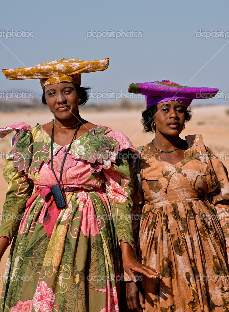 een vrouw uit de afrikaanse stam met kind – redactionele stockfoto