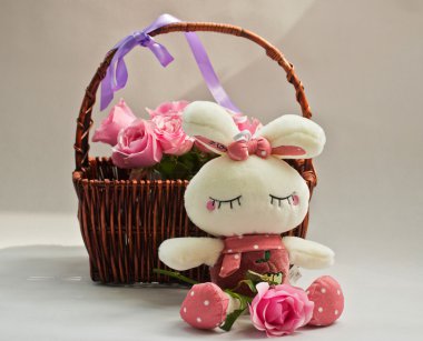 sepet ve beyaz tavşan oyuncak pembe güller