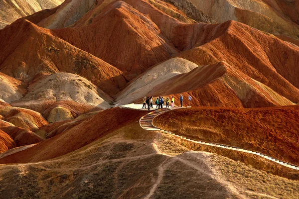 A turistákat stb naplementét a hegyek, zhangye danxia, Kína — Stock Fotó