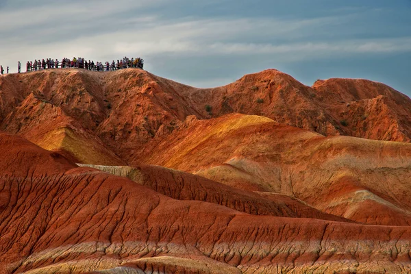 Toeristen zijn wathing zonsondergang in de bergen, zhangye danxia, china — Stockfoto