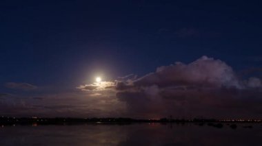 yansıma bir göl üzerinde yükselen moon