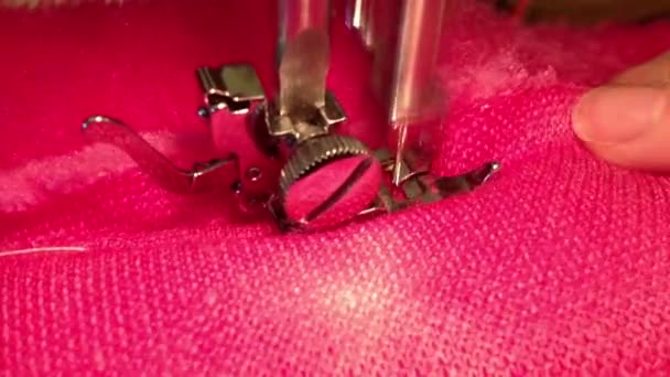 Primer plano en la máquina de coser — Vídeos de Stock