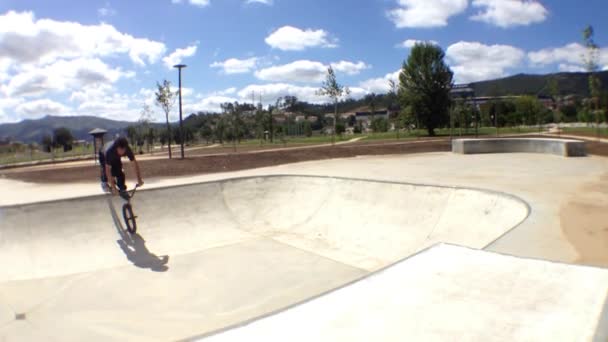 Cascade de vélo BMX dans le parc de skateboard — Video