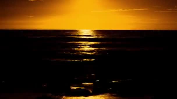 Coucher de soleil timelapse avec des vagues crash sur le rivage 