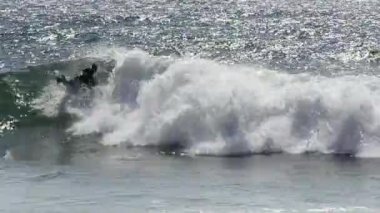 büyük bir dalga sürme vücut yatılı