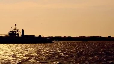 Feribota günbatımı üzerinde